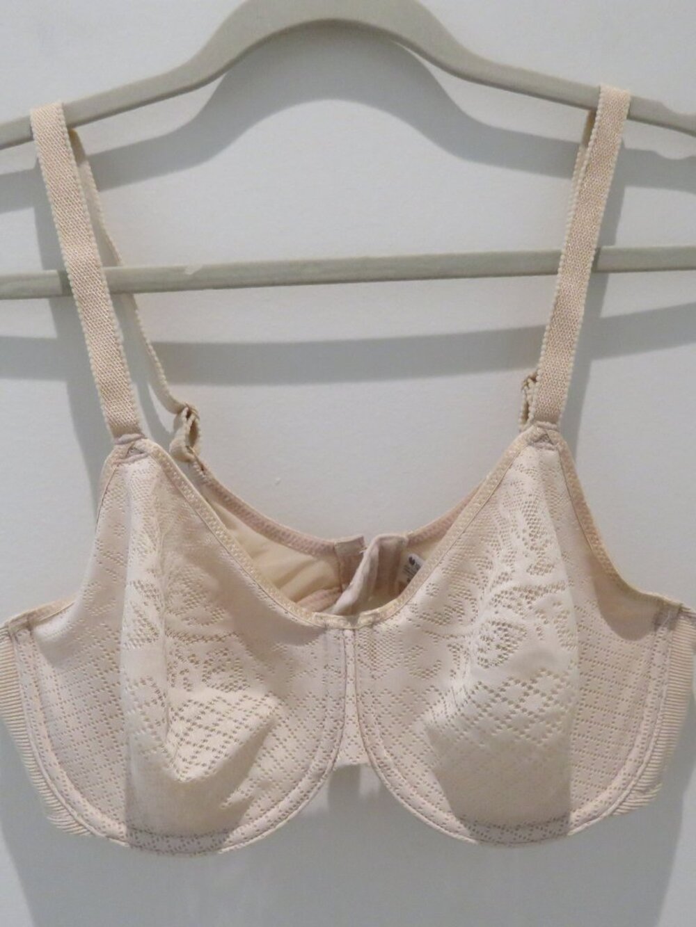 WACOAL Visual Effects Minimizer Bra in Sand Size 36C Neutral Minimalist - Picture 2 of 12